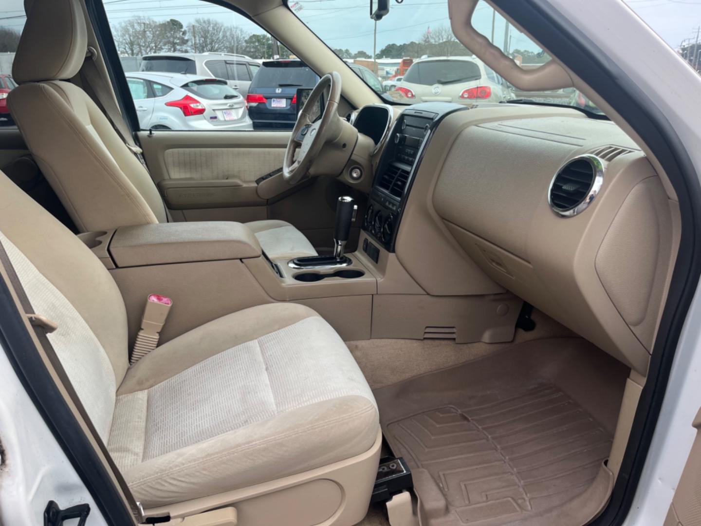 2009 WHITE Ford Explorer (1FMEU73E79U) with an 4.0 V6 engine, Automatic transmission, located at 5700 Curlew Drive, Norfolk, VA, 23502, (757) 455-6330, 36.841885, -76.209412 - Photo#11